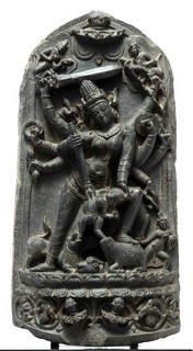 L'antica preminenza della Dea in India è adombrata in Durga, bellicosa Signora che sola riesce a distruggere i demoni, basalto, X/XI sec., Renzo Freschi Oriental Art, Milano 